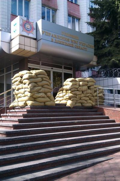 Здание Донецкого облуправления МВД забаррикадировали. Фотофакт