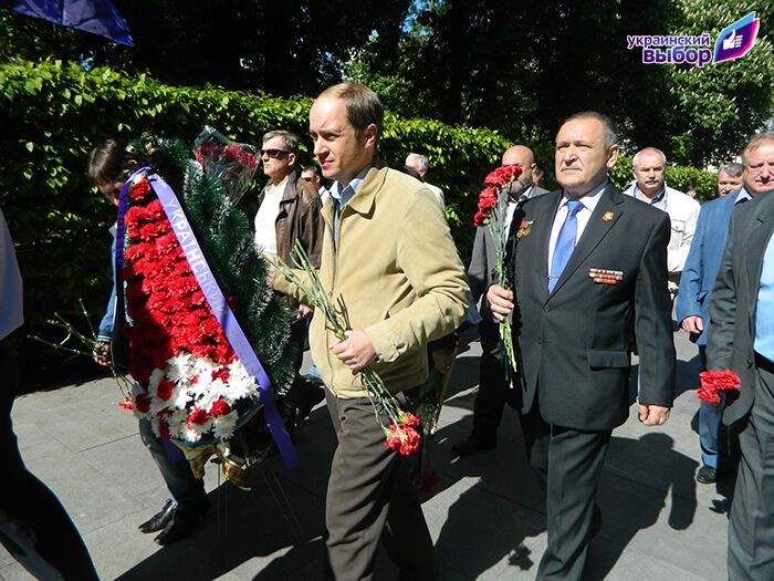 "Украинский выбор" возложил цветы к могиле Неизвестного солдата в Киеве