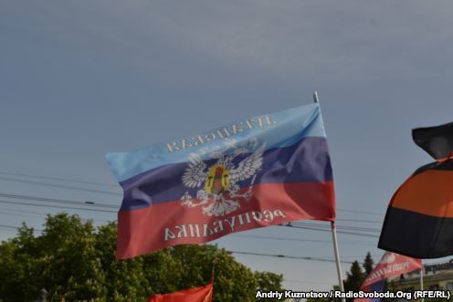 В Луганске День Победы встречали с флагами "Луганской народной республики"