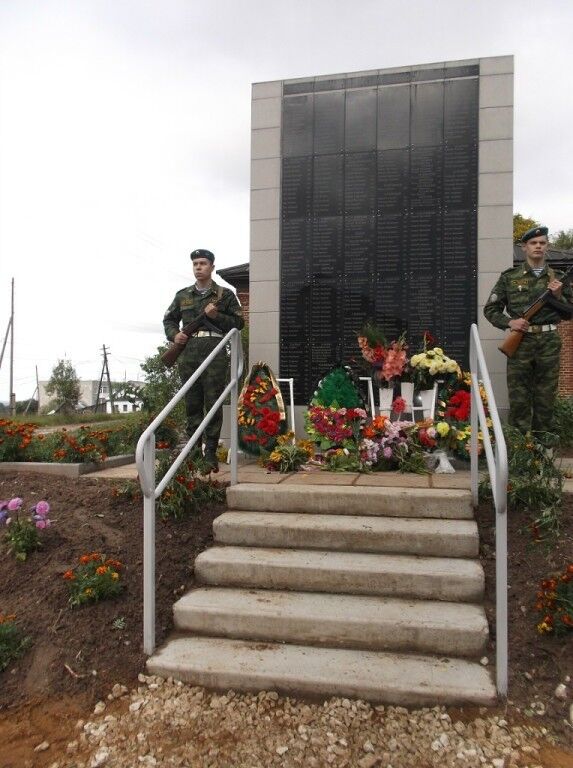 В России памятник Советскому солдату-освободителю выбросили на свалку