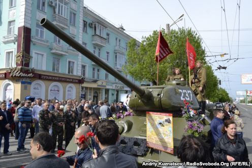 У Луганську День Перемоги зустрічали з прапорами "Луганської народної республіки"