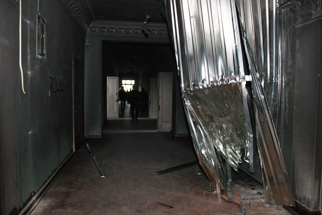 В одесском Доме профсоюзов люди выломали милицейские заграждения