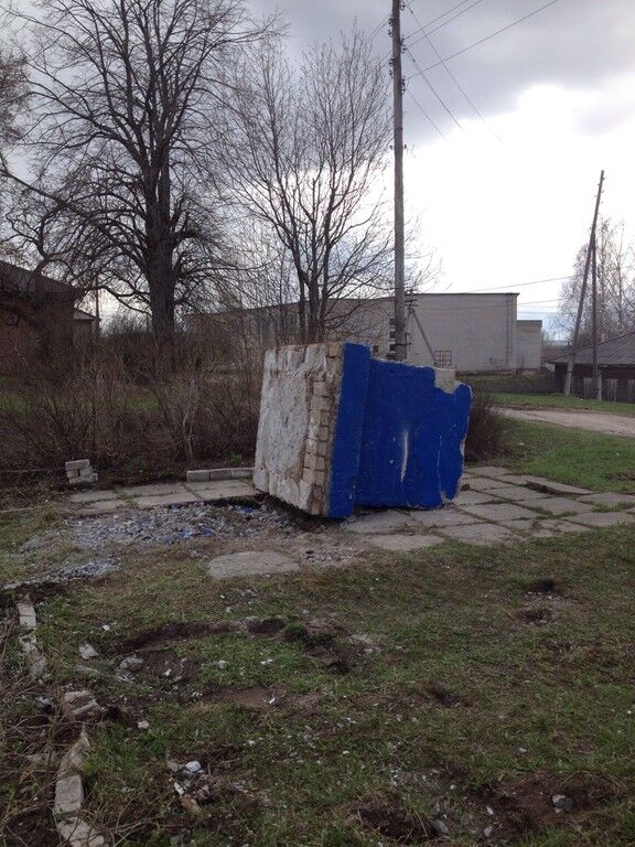 У Росії пам'ятник Радянському солдату-визволителю викинули на звалище