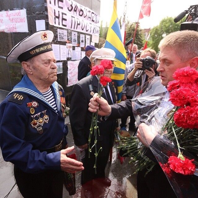 Парад в Славянске: Губарев в камуфляже, нарядная Штепа и гимн СССР