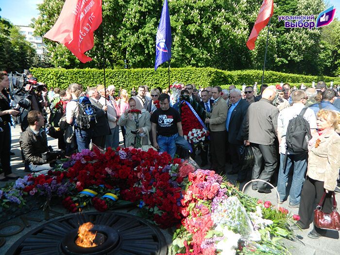 "Украинский выбор" возложил цветы к могиле Неизвестного солдата в Киеве