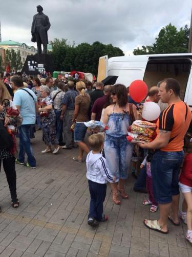 "Захищаючи дітей від Порошенка", в Донецьку на мітингу посібники терористів топтали цукерки