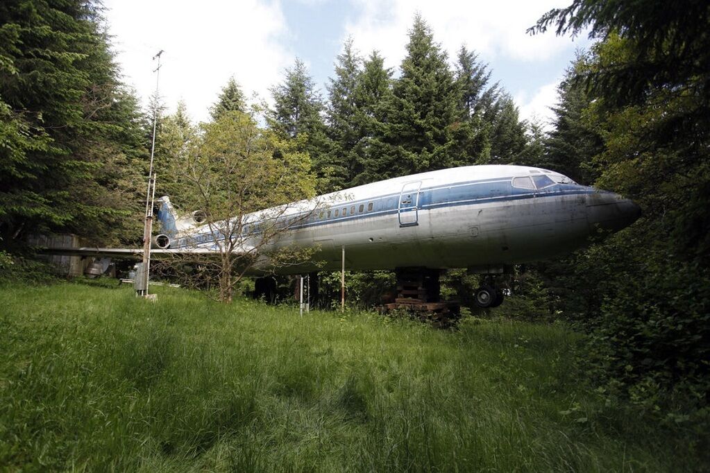 Пенсионер построил себе среди леса дом из самолета 