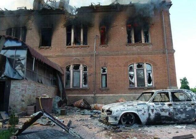 Славянск после боев: разрушенные балконы и сожженные дотла авто