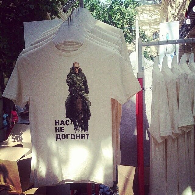 В России начали продавать футболки для фанатов Путина. Фотофакт