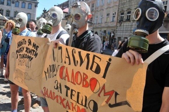 Мешканці Львова "на чолі" з скунсом зажадали вирішити проблему поганих запахів у місті. Фотофакт