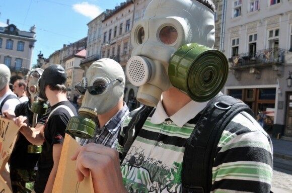 Жители Львова "во главе" со скунсом потребовали решить проблему плохих запахов в городе. Фотофакт