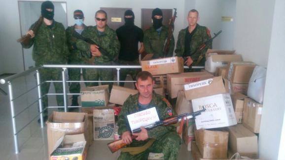 Боевики в Славянске получили гуманитарную помощь из России – водку и семечки