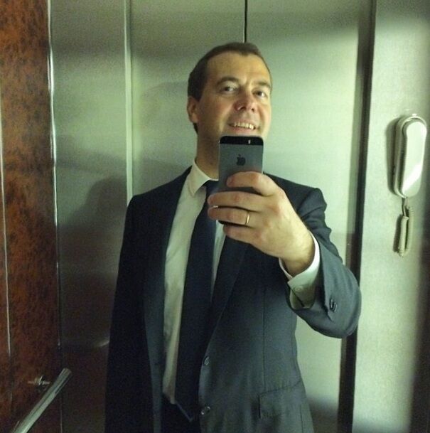 Медведев опубликовал "селфи" в лифте