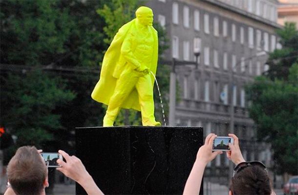 Памятник писающему Ленину в Польше