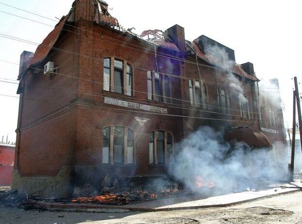 У Слов'янську через артобстрілів горять будинки і закриваються лікарні. Фотофакт