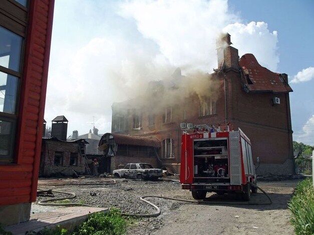 В Славянске из-за артобстрелов горят дома и закрываются больницы. Фотофакт