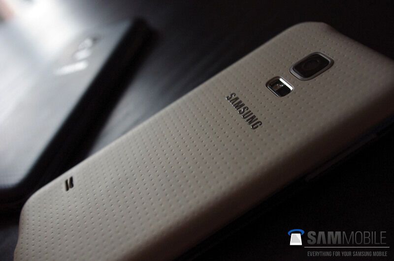 В сеть утекли первые фото Samsung Galaxy S5 mini