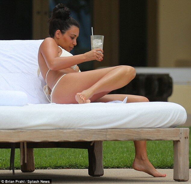 Похудевшая Ким Кардашьян проводит медовый месяц в Мексике