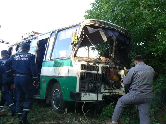 В Хмельницком автобус упал в реку: один пассажир погиб, 30 пострадали