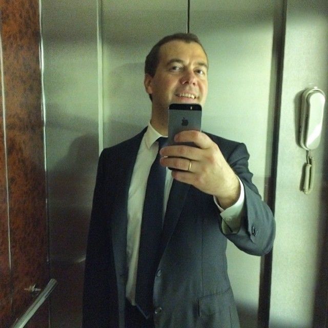 Сеть заполонили фотожабы на селфи Медведева в Instagram
