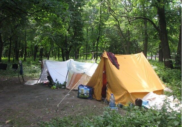 У харківському парку біженці зі Слов'янська з дітьми розгорнули наметове містечко