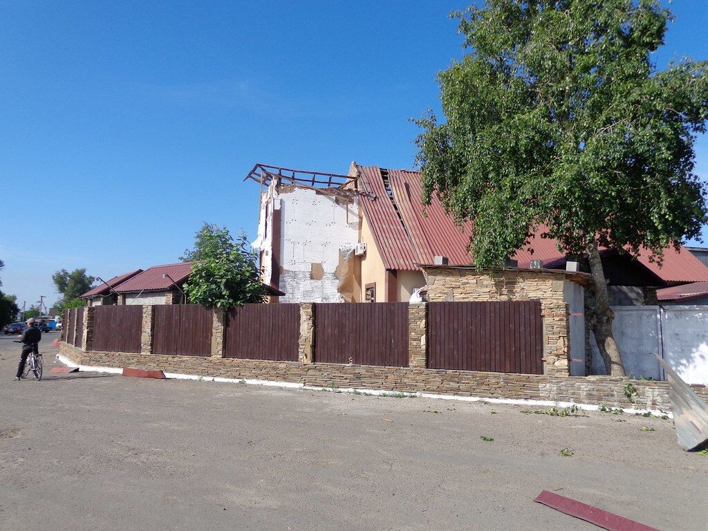 В поселке под Луганском утром возобновились бои: отключен свет, вода и поврежден газопровод - СМИ