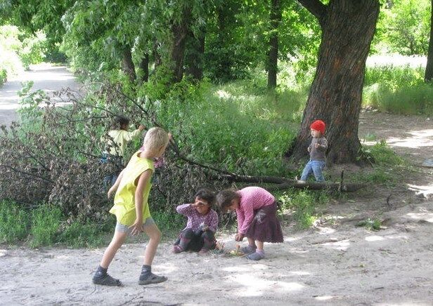 У харківському парку біженці зі Слов'янська з дітьми розгорнули наметове містечко