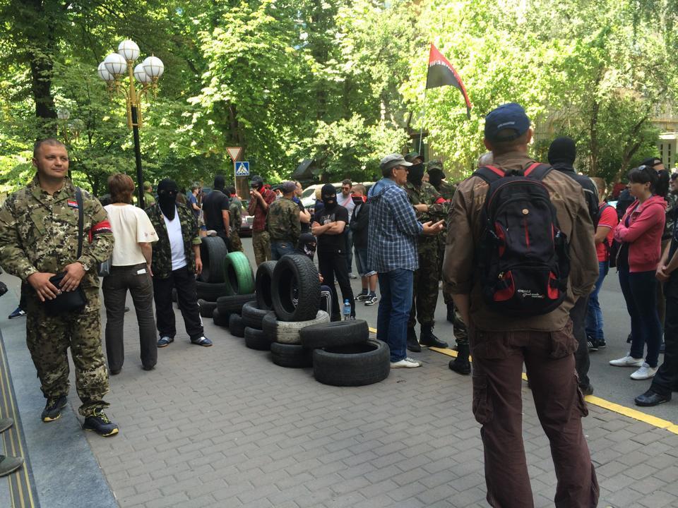 Под ГПУ появилась баррикада из шин: майдановцы требуют встречи с Махницким