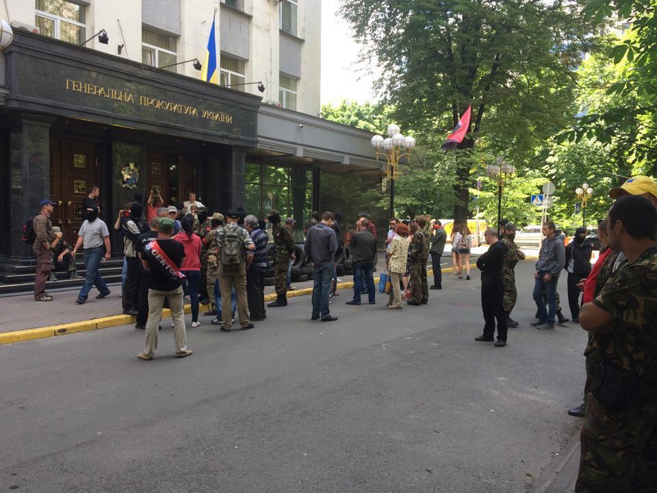 Под ГПУ появилась баррикада из шин: майдановцы требуют встречи с Махницким