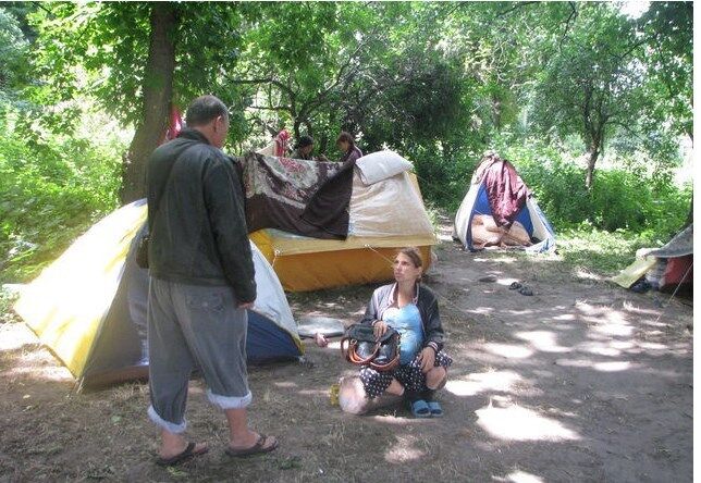 В харьковском парке беженцы из Славянска с детьми развернули палаточный городок