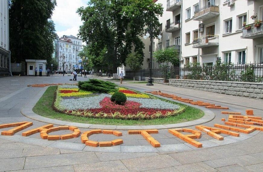 Під АП з'явилися цеглини: від Порошенка вимагають очистити владу