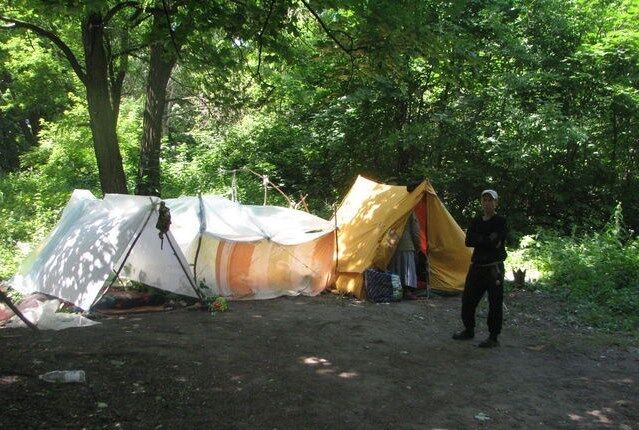 У харківському парку біженці зі Слов'янська з дітьми розгорнули наметове містечко