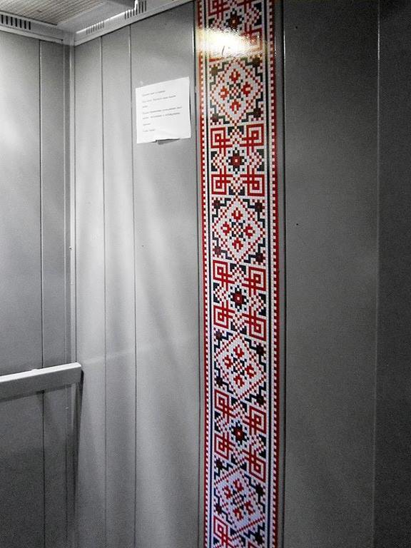 В домах Киева появились патриотичные лифты