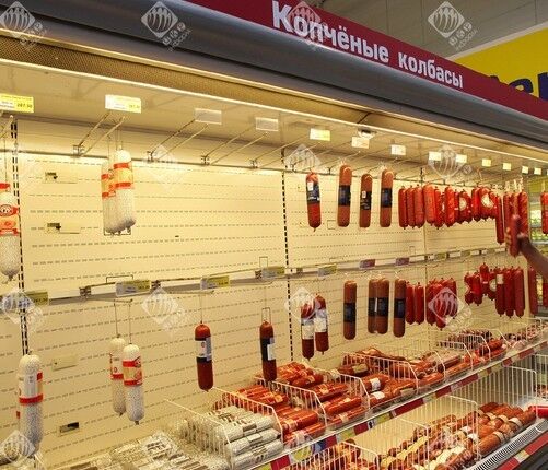В крымских супермаркетах остались только соусы, элитная колбаса и алкоголь. Фотофакт