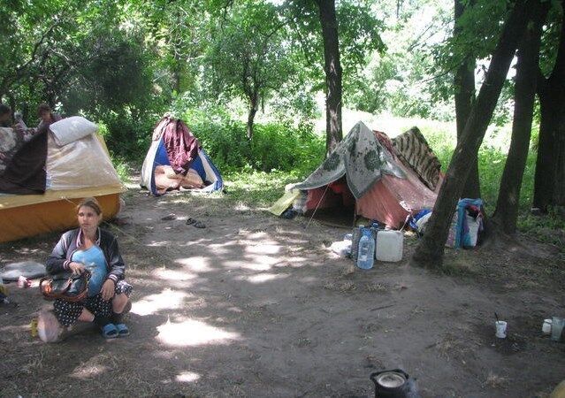 У харківському парку біженці зі Слов'янська з дітьми розгорнули наметове містечко