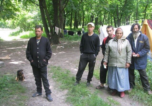 У харківському парку біженці зі Слов'янська з дітьми розгорнули наметове містечко