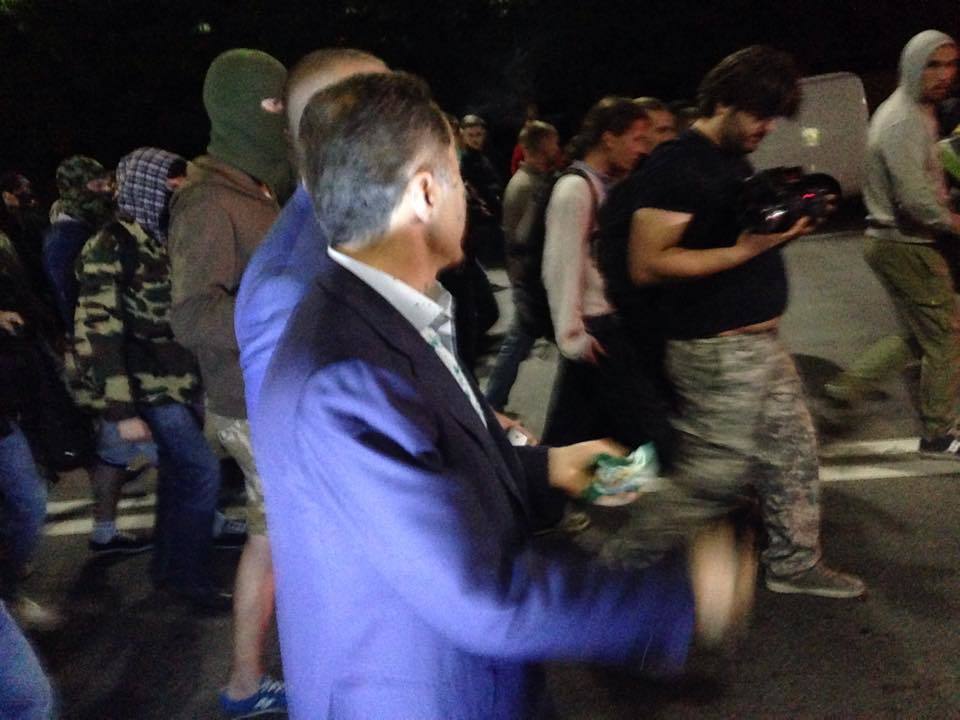 Под посольство РФ пришел нардеп Рудьковский, его облили зеленкой