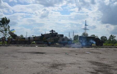 Во время эвакуации сбитого вертолёта украинские военные попали под обстрел