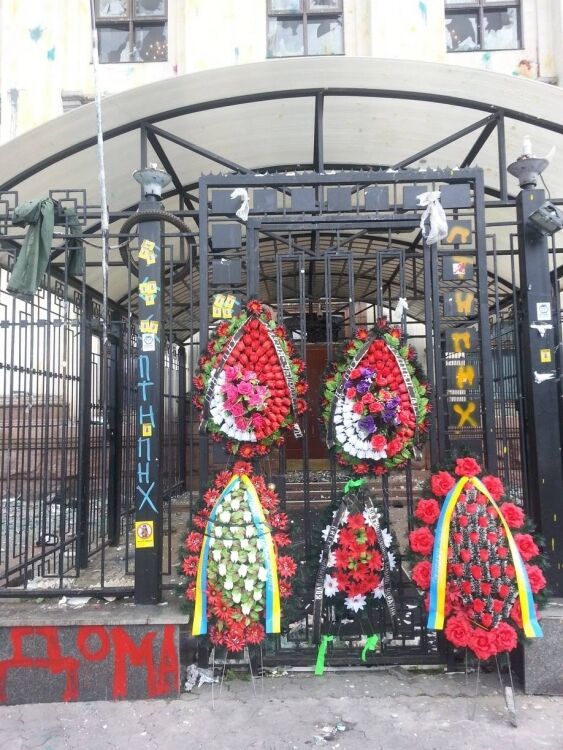 К посольству РФ в Киеве принесли похоронные венки для Путина