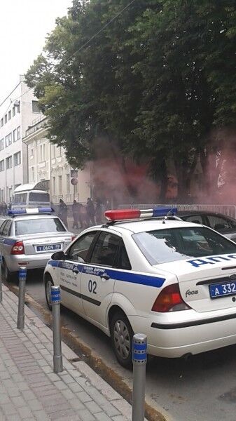Посольство Украины в РФ забросали дымовыми шашками, требуют его закрыть