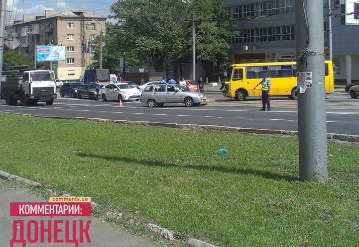 В Донецке грузовик с террористами "ДНР" протаранил маршрутку