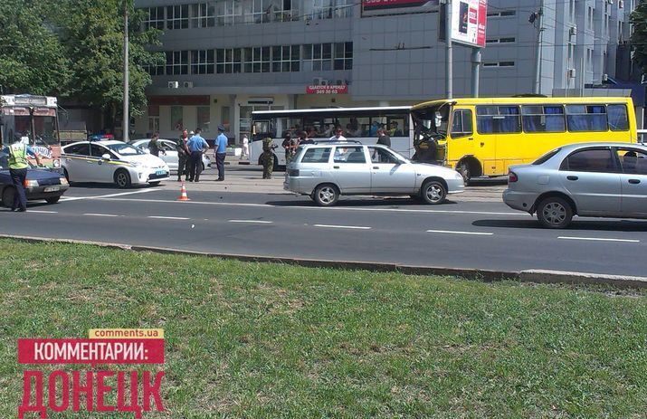 В Донецке грузовик с террористами "ДНР" протаранил маршрутку