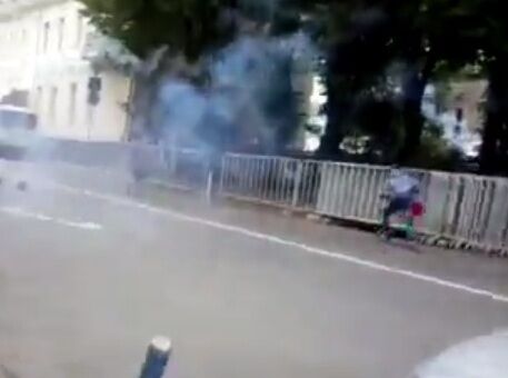 Посольство Украины в РФ забросали дымовыми шашками, требуют его закрыть