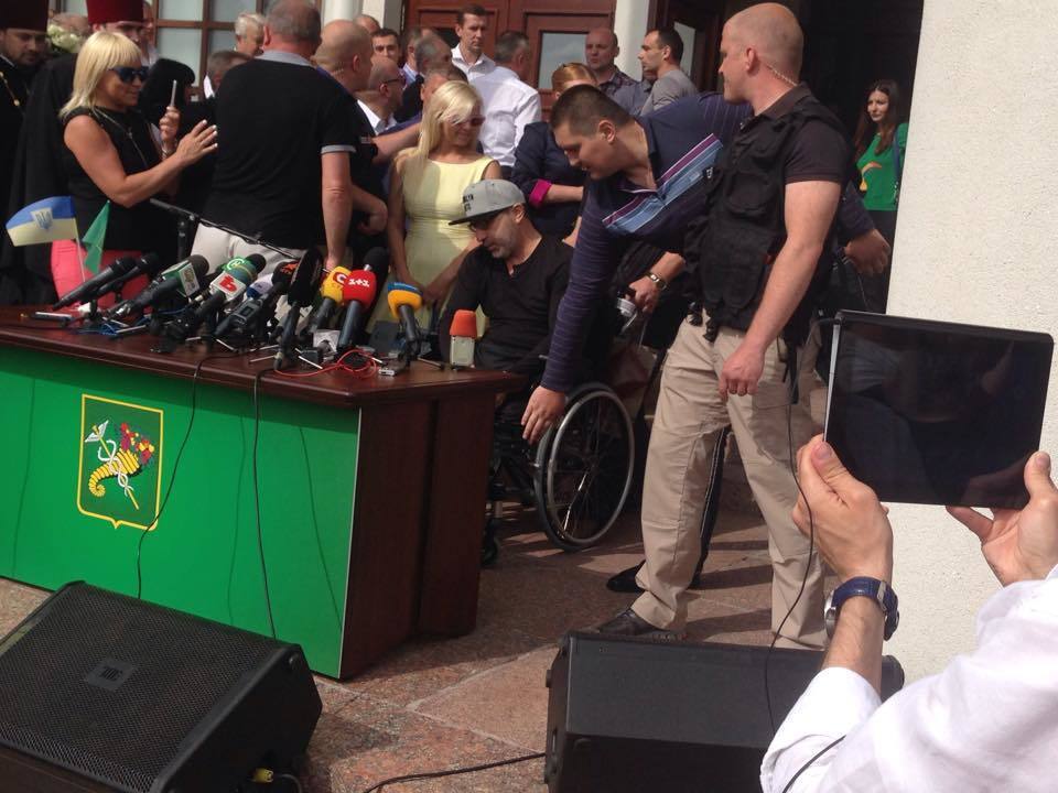 Кернес вернулся в Харьков в инвалидной коляске