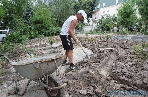 В Киеве на месте мусорной свалки появился сад, посвященный Небесной Сотне
