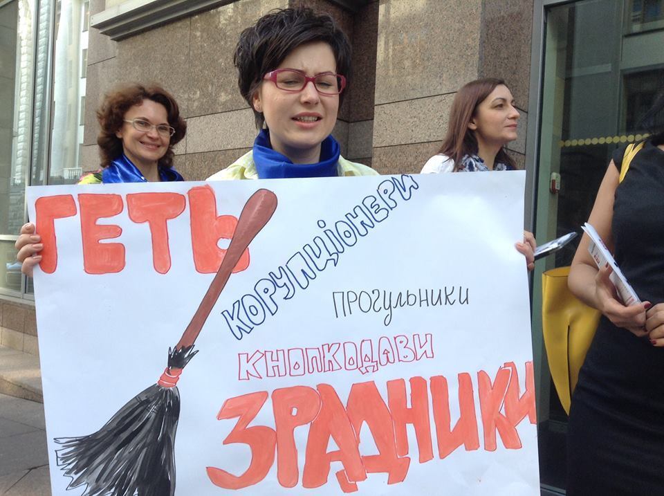 Активисты устроили депутатам Верховной Рады "коридор позора"