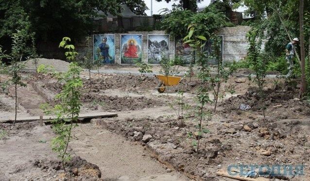 В Киеве на месте мусорной свалки появился сад, посвященный Небесной Сотне