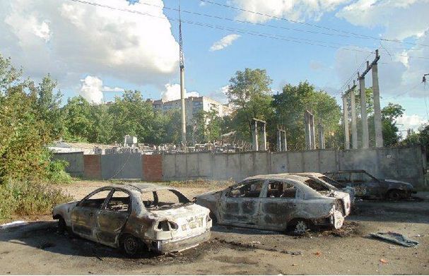 Краматорськ після боїв: спалені дотла авто і зруйновані балкони. Фотофакт