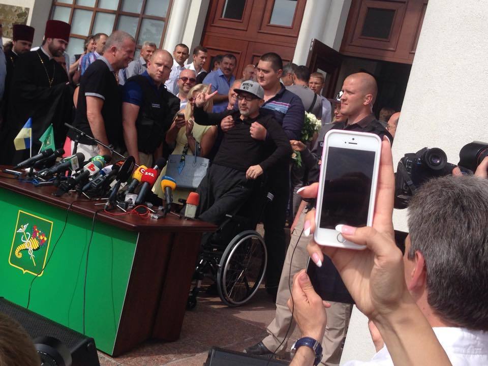 Кернес вернулся в Харьков в инвалидной коляске