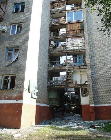 Краматорськ після боїв: спалені дотла авто і зруйновані балкони. Фотофакт